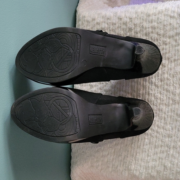 UNLISTED (KENNETH COLE)~ Heeled Shoe, Black, 6 - Picture 6 of 8